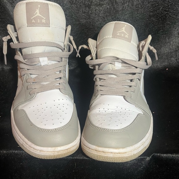 Jordan 1 Mid “college grey”